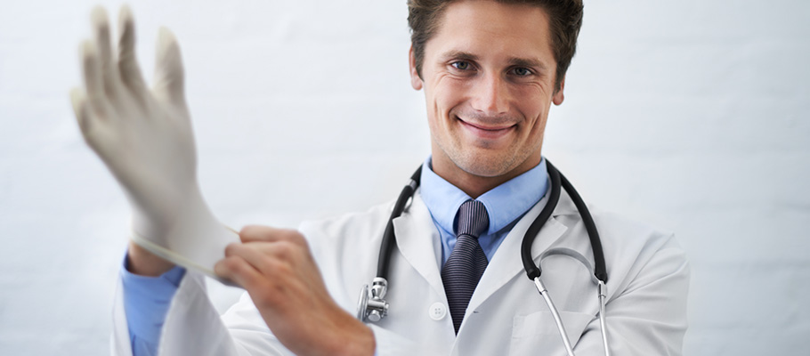 Médico sujetando con la mano un boceto de intestino