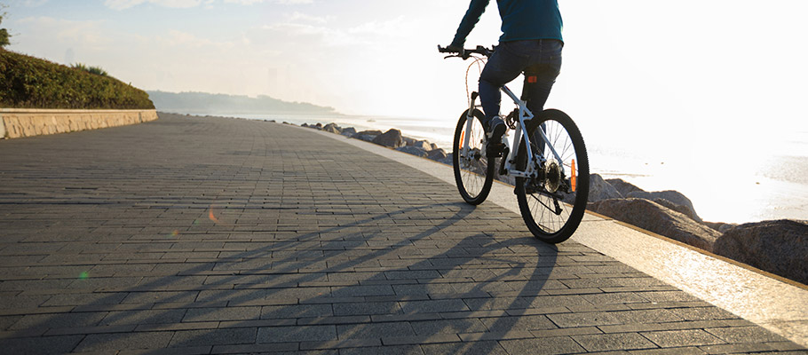 Paseo-en-bicicleta-con-vistas-al-mar