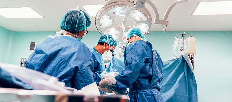 Cirujanos en un quirófano alrededor de una mesa de operaciones