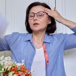Mujer-con-sofocos--síntomas-de-la-menopausia