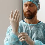 Cirujano-profesional-en-el-quirófano-preparándose-para-la-cirugía