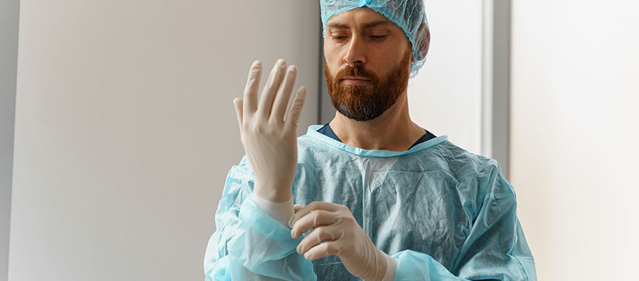 Cirujano-profesional-en-el-quirófano-preparándose-para-la-cirugía